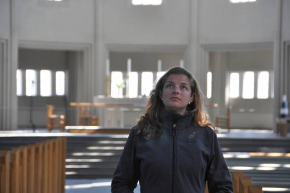 A Ana admira o interior da catedral luterana de Reykjavik, na Islândia